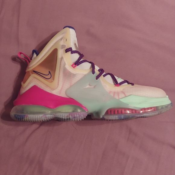 Lebron 19 - Picture 4 of 6